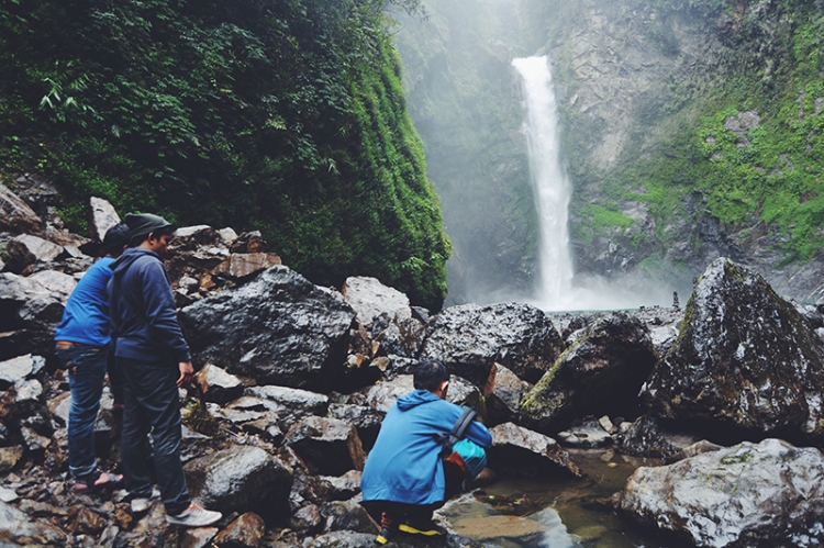 The Tappiya Falls, a 40-minute hike from the terraces, is a perfect place for relaxation after an strenuous trek.